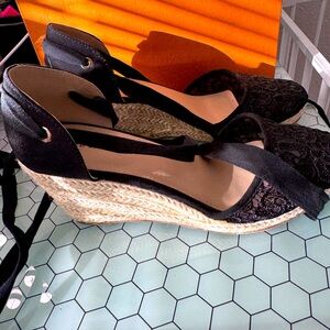 Black wedge with light brown wedge